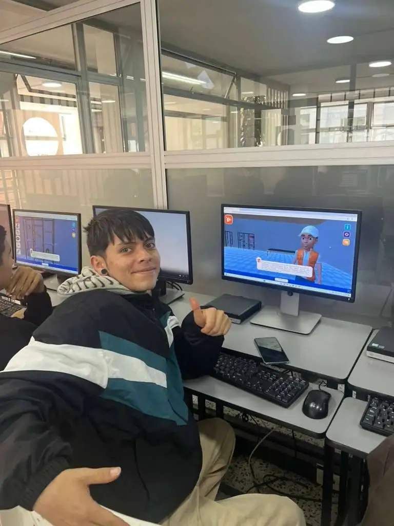 Joven practicando en un simulador laboral