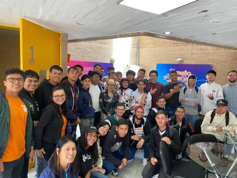 Jóvenes del programa De Clases a Carrera